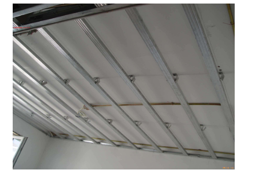 隔墙轻钢龙骨施工规范与电线电缆敷设要点